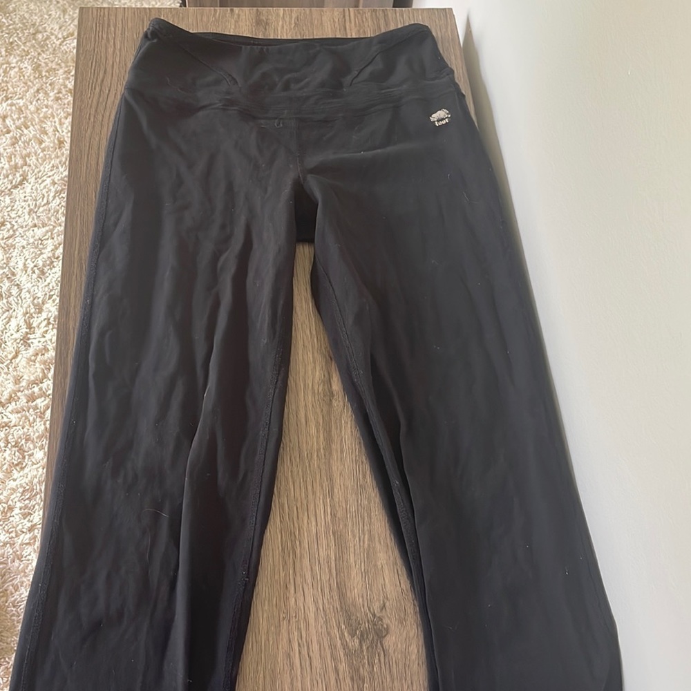Size 4 roots soft flare yoga pants